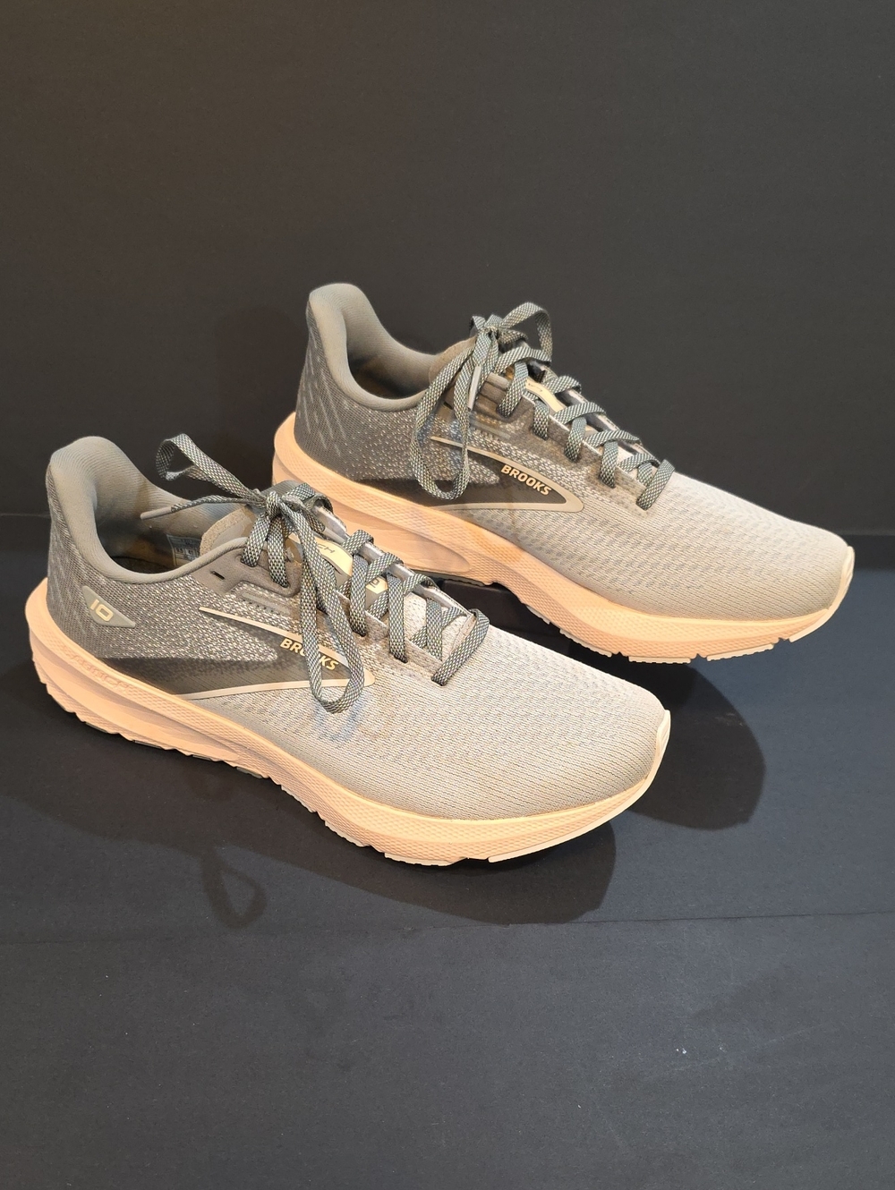 Brooks Launch 10 Women's Running shoes in Gray and Blush Size 9.5